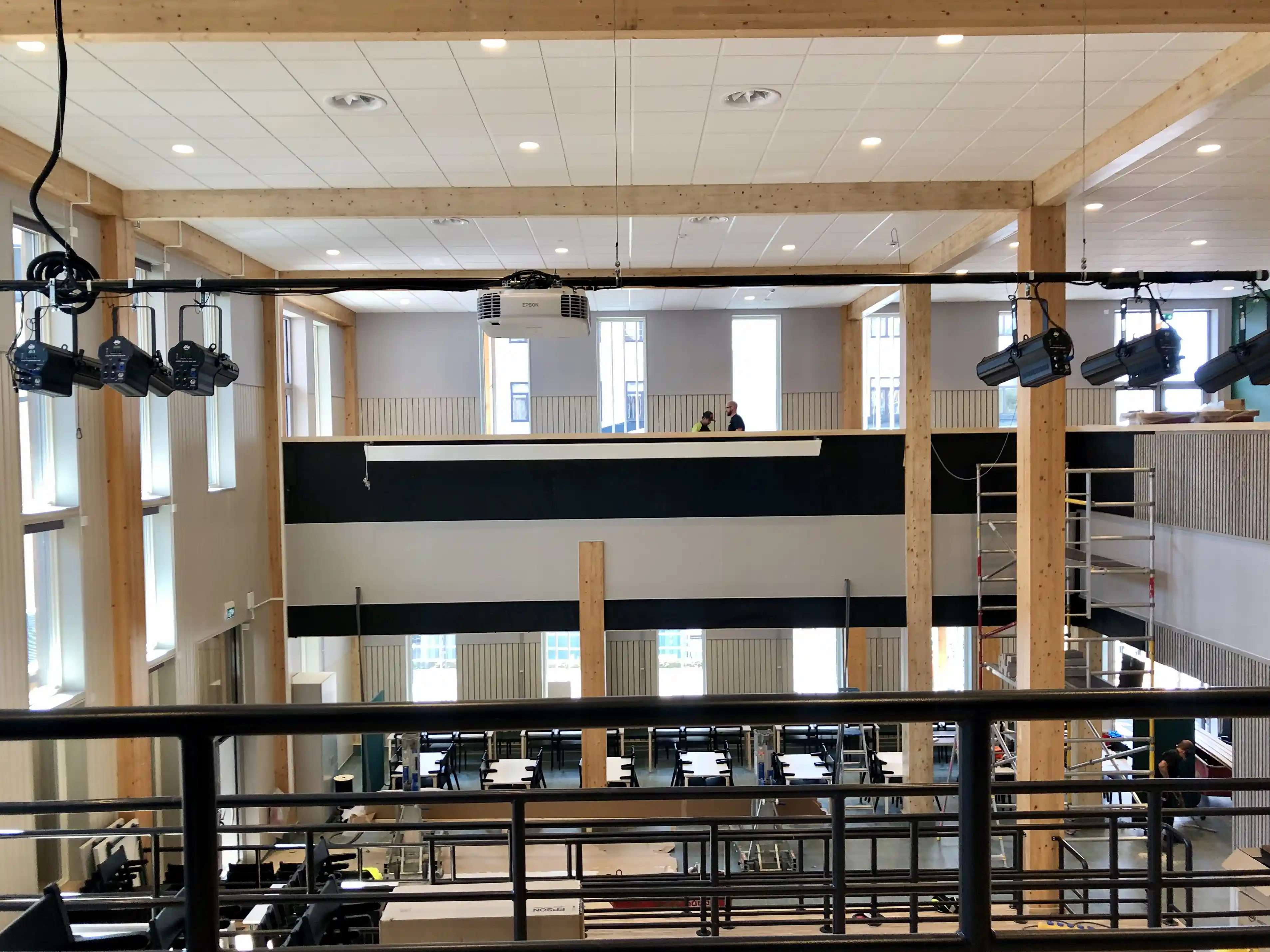 Projektorduk monterad i Minnebergsskolans aula
